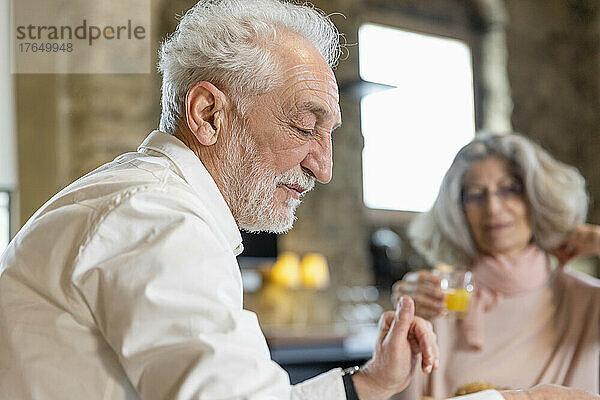 Älteres Paar frühstückt im Boutique-Hotel