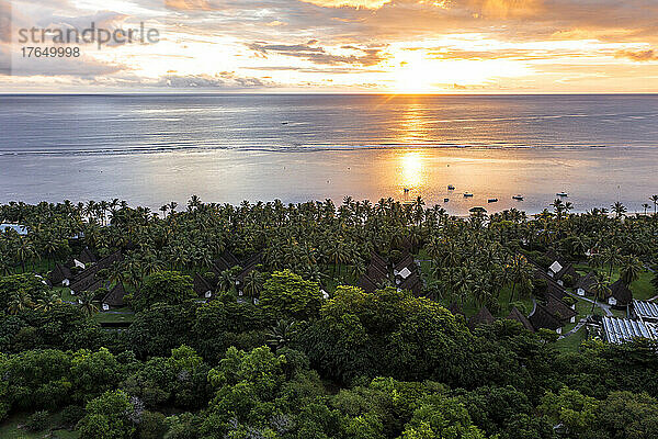 Mauritius  Flic-en-Flac  Helikopterblick auf die bewaldete Küste eines Küstendorfes und den Indischen Ozean bei Sonnenuntergang