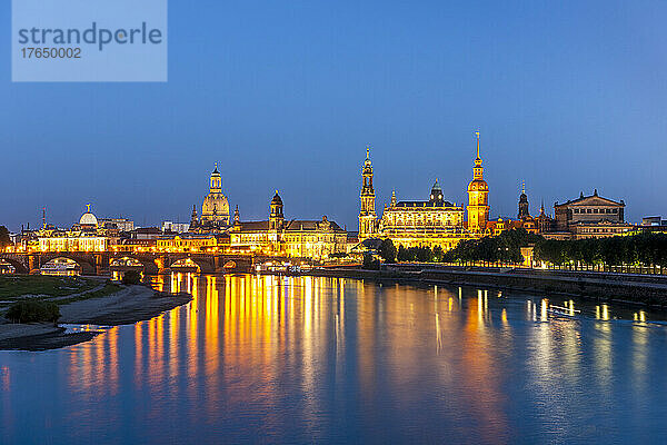 Deutschland  Sachsen  Dresden  Langzeitbelichtung der Elbe in der Abenddämmerung mit beleuchteten Altstadtgebäuden im Hintergrund