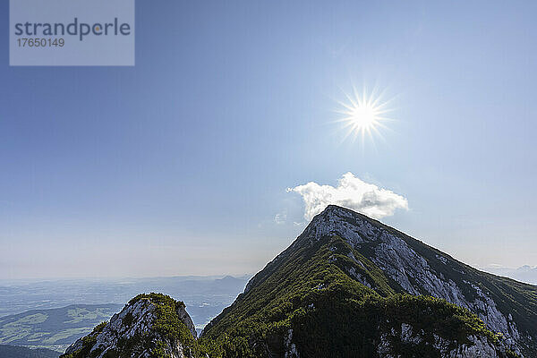 Malerische Aussicht auf Berggipfel unter blauem Himmel an einem sonnigen Tag