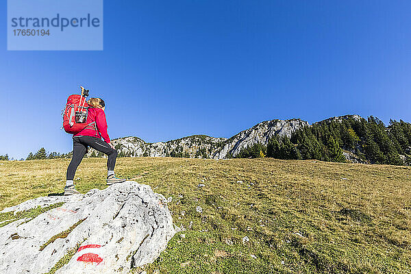 Wanderin bewundert die Landschaft der Bayerischen Voralpen