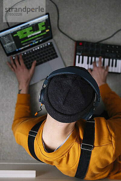 Freiberufler  der im Heimstudio Musik mit Laptop und Klavier kreiert