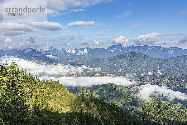 Blick auf den in dichten Nebel gehüllten Sylvenstein-Stausee