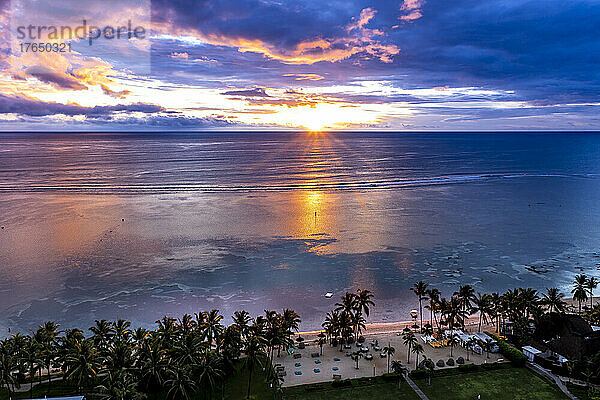 Mauritius  Flic-en-Flac  Helikopterblick auf den Indischen Ozean bei dramatischem Sonnenuntergang