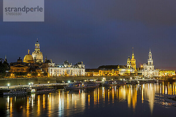 Deutschland  Sachsen  Dresden  Elbe bei Nacht mit festgemachten Ausflugsbooten und der Hochschule für Bildende Künste Dresden im Hintergrund