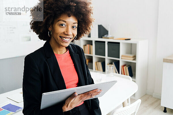 Lächelnde Geschäftsfrau mit Tablet-PC im Büro