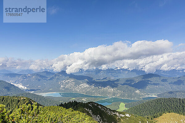 Blick auf den Sylvenstein-Stausee im Sommer