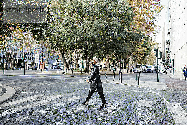 Frau läuft auf der Straße in der Stadt