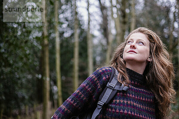 Rothaarige Frau Park beim Wandern in London