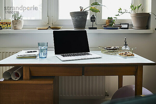 Laptop auf dem Schreibtisch zu Hause