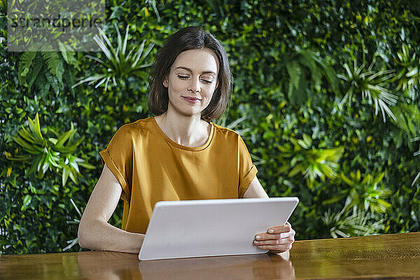 Freiberufler arbeitet mit Tablet-PC am Tisch