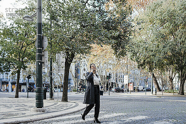 Frau überquert Straße in der Stadt
