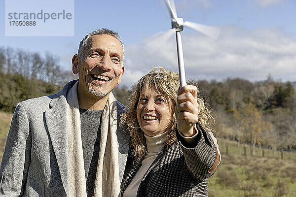 Glückliches älteres Paar  das sich das Windturbinenmodell ansieht