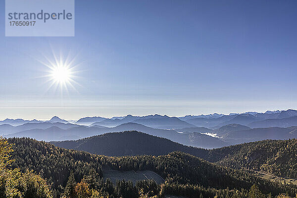 Blick auf die Bayerischen Voralpen bei nebligem Sonnenaufgang