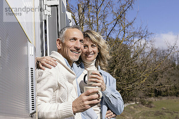 Lächelndes älteres Paar beim Kaffee an einem sonnigen Tag