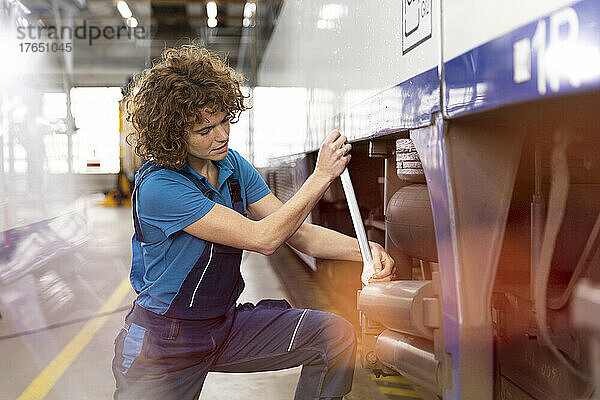 Ingenieur repariert Einschienenbahnmotor mit Schraubenschlüssel in der Industrie