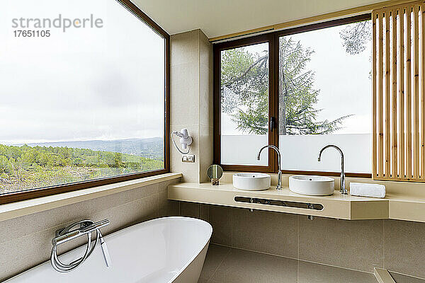 Badewanne am Fenster im modernen Luxusbadezimmer im Hotel