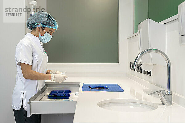 Krankenschwester bereitet chirurgische Instrumente im Operationssaal des Krankenhauses vor