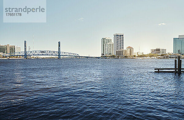 Jacksonville  Florida  modernes Bürogebäude am Fluss in der Stadt