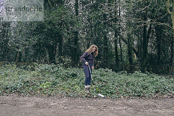 Junge Frau wandert im Wald