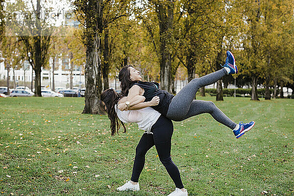 Frau huckepack mit ihrer Schwester im öffentlichen Park