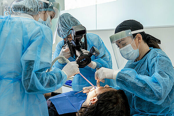 Chirurg mit Krankenschwestern operiert Patienten im Operationssaal des Krankenhauses