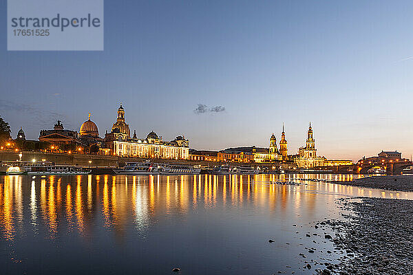 Deutschland  Sachsen  Dresden  Elbe in der Abenddämmerung mit der Hochschule für Bildende Künste Dresden im Hintergrund