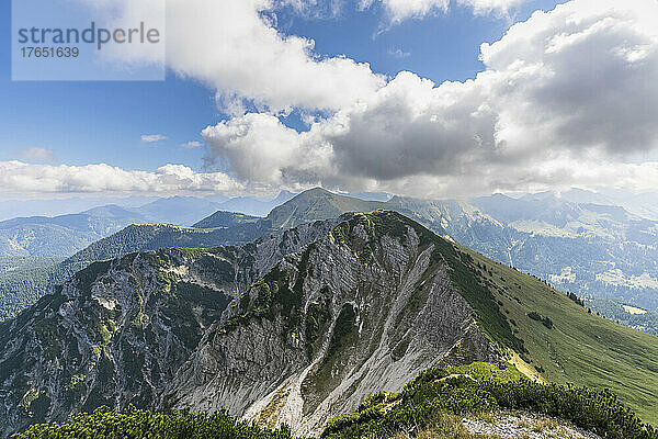 Sommerwolken über Gipfeln im Karwendelgebirge