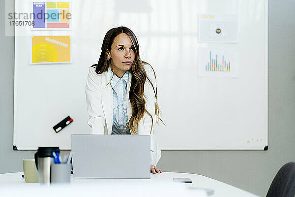 Geschäftsfrau mit Laptop am Schreibtisch im Büro
