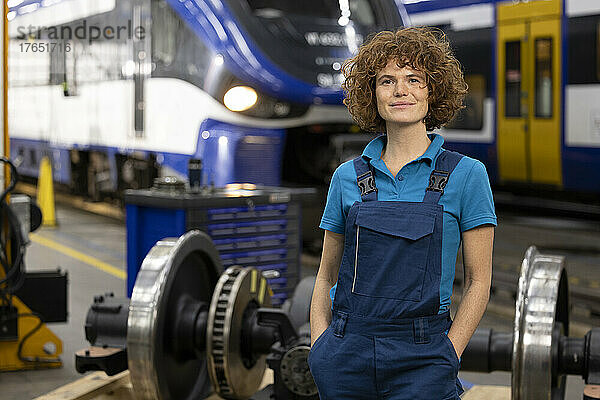 Ingenieur steht mit Händen in den Taschen in der Industrie