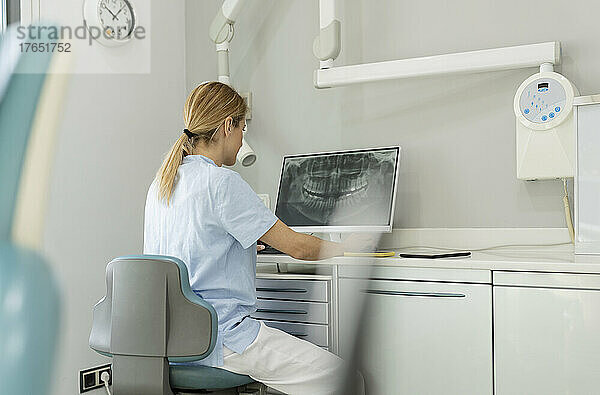 Zahnarzt untersucht Röntgenbild auf dem Computer-Desktop in der Zahnklinik