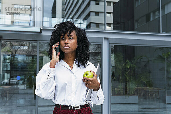 Geschäftsfrau telefoniert im Büropark
