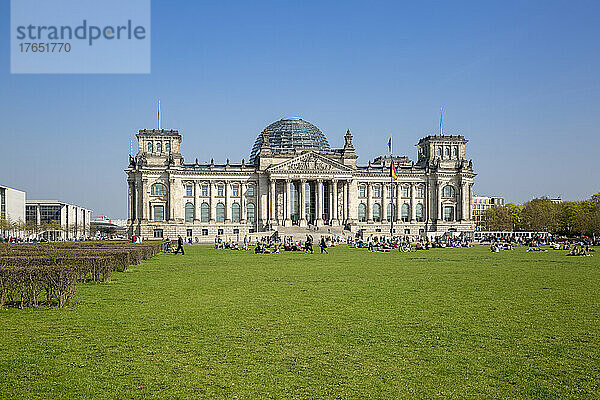 Deutschland  Berlin  Grüner Rasen vor dem Reichstagsgebäude