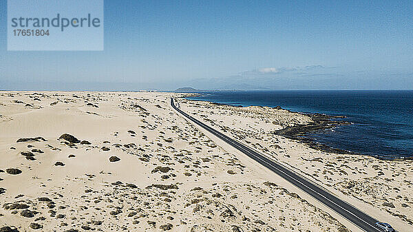 Spanien  Fuerteventura  Luftaufnahme einer Autobahn  die sich durch die sandige Landschaft des Naturparks Corralejo erstreckt