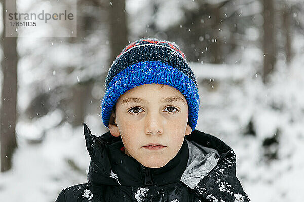 Junge trägt im Winter eine Strickmütze