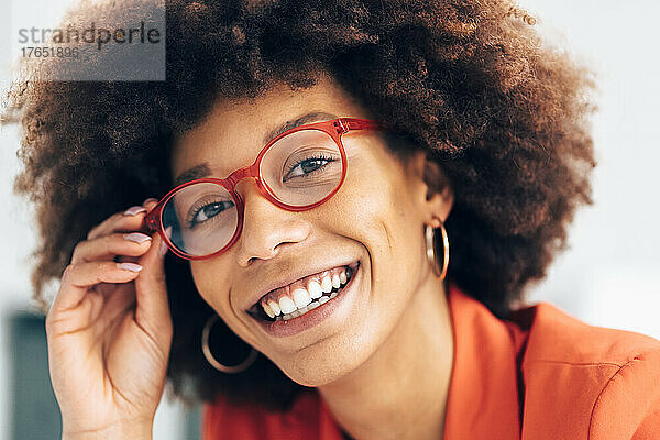 Fröhliche Geschäftsfrau mit Afro-Frisur und Brille