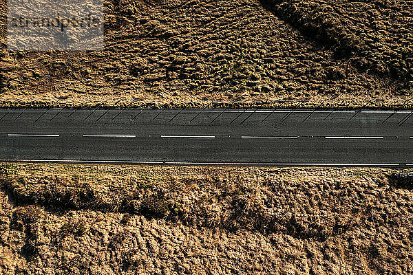 Großbritannien  Wales  Luftaufnahme einer Autobahn  die sich entlang der braunen Landschaft des Snowdonia-Nationalparks erstreckt