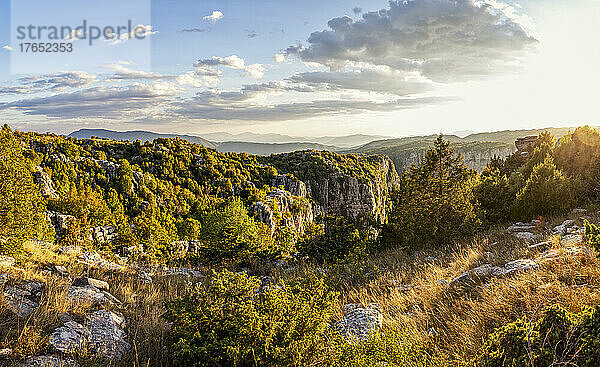 Griechenland  Epirus  Landschaft des Vikos-Aoos-Nationalparks bei sommerlichem Sonnenuntergang