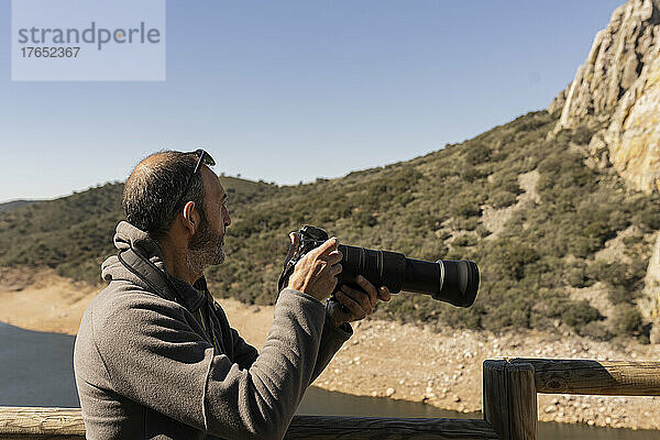 Mann fotografiert Vögel im Monfrague-Nationalpark