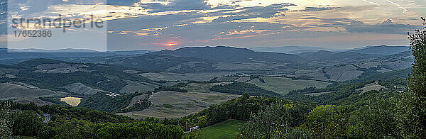 Italien  Provinz Siena  Radicondoli  toskanische Landschaft bei Sonnenuntergang
