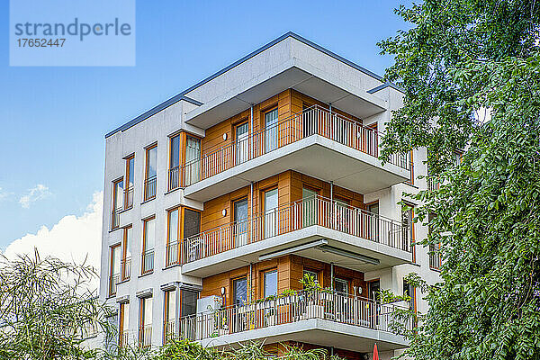 Deutschland  Berlin  Balkone eines modernen Mehrfamilienhauses im Neubaugebiet