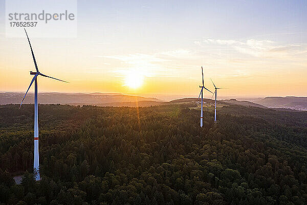 Deutschland  Baden-Württemberg  Luftaufnahme von Windkraftanlagen im Schürwald bei Sonnenuntergang