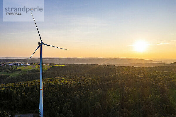 Deutschland  Baden-Württemberg  Luftaufnahme einer Windparkturbine im Schürwald bei Sonnenuntergang