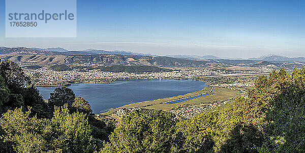 Griechenland  Epirus  Ioannina  Panoramablick auf den Pamvotida-See und die umliegende Stadt im Sommer