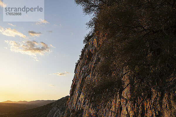 Steile Klippe im Monfrague-Nationalpark in der Abenddämmerung