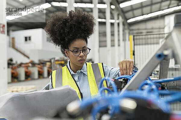 Techniker analysiert Maschine in Fabrik