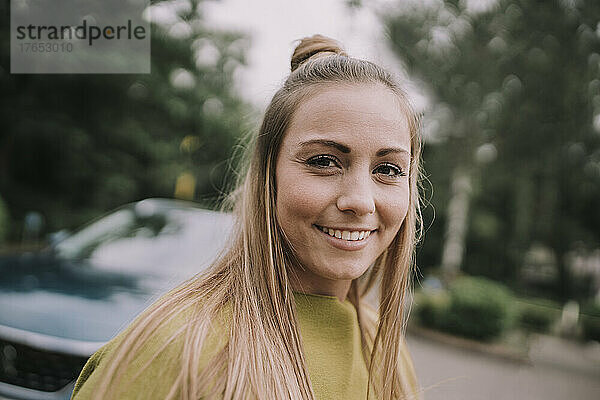 Lächelnde junge Frau mit blonden Haaren