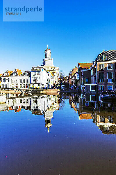 Niederlande  Südholland  Leiden  Kirche und umliegende Stadthäuser spiegeln sich im Stadtkanal