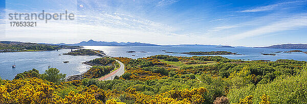 Malerischer Blick auf die Brücke  die mit der Isle of Skye verbunden ist