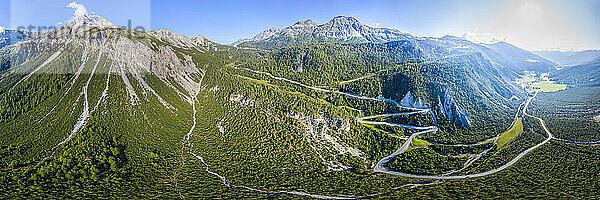 Schweiz  Kanton Graubünden  Drohnenpanorama des Ofenpasses im Sommer